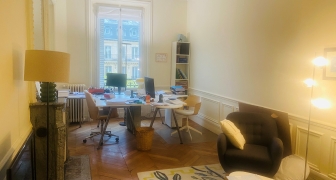 BEAU BUREAU HAUSSMANNIEN 24 M 2  3 POSTES POSSIBLES GARE SAINT LAZARE/ PARC MONCEAU 